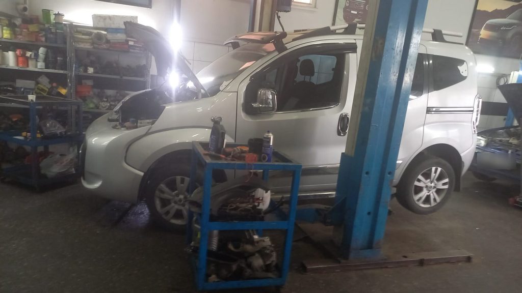 Lift üstünde kaputu açık araç — motor arıza tespiti